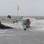 বঙ্গোপসাগরে ঝড়ের কবলে ২০ ট্রলারডুবি