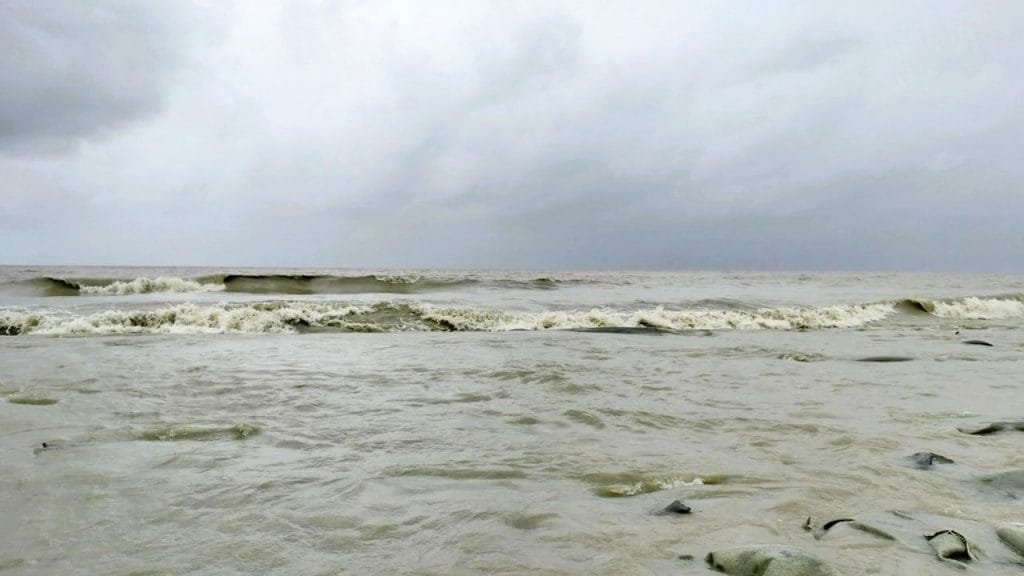 ঘূর্ণিঝড় দানার প্রভাবে বন্ধ দেশের দক্ষিণ উপকূল