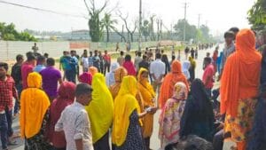 গাজীপুরে বকেয়া বেতনের দাবিতে শ্রমিকদের আন্দোলন, কারখানায় আগুন