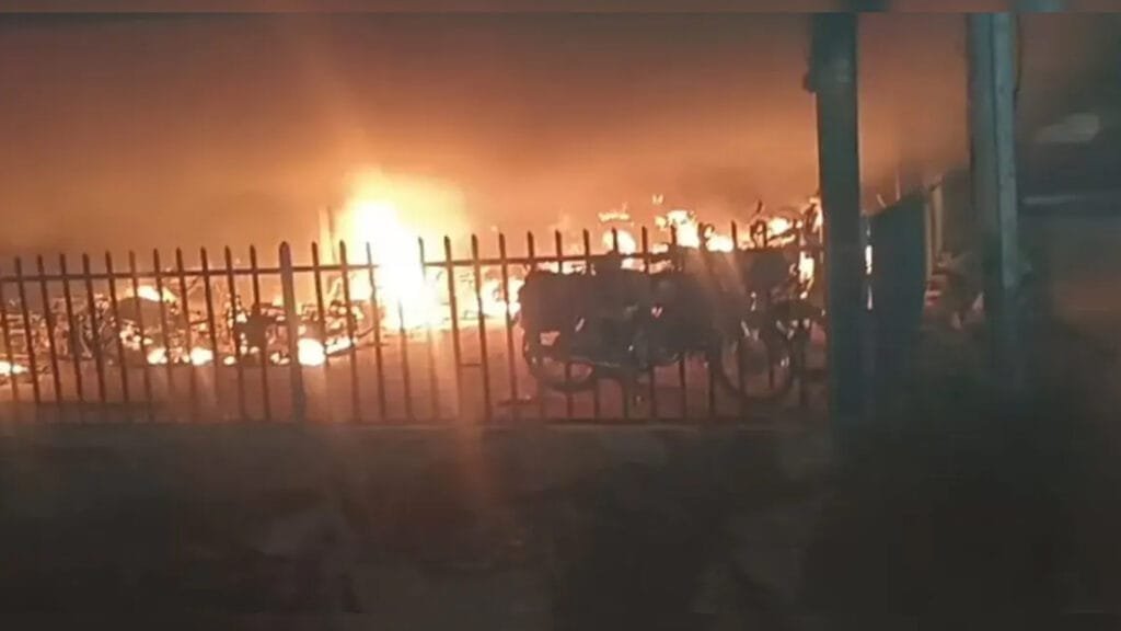 ভারতে ভয়াবহ অগ্নিকাণ্ড, ২০০ যানবাহন পুড়ে ছাই