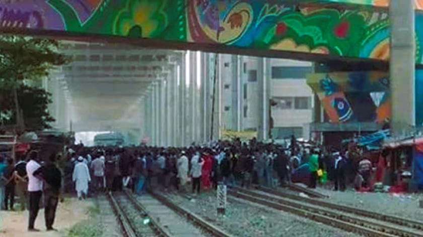 মহাখালীতে শিক্ষার্থীদের সড়ক ও রেলপথ অবরোধ