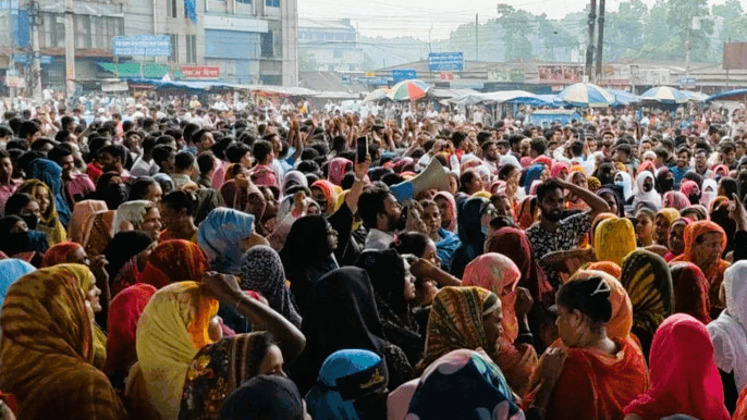 গাজীপুরে বকেয়া বেতনের দাবিতে শ্রমিকদের মহাসড়ক অবরোধ