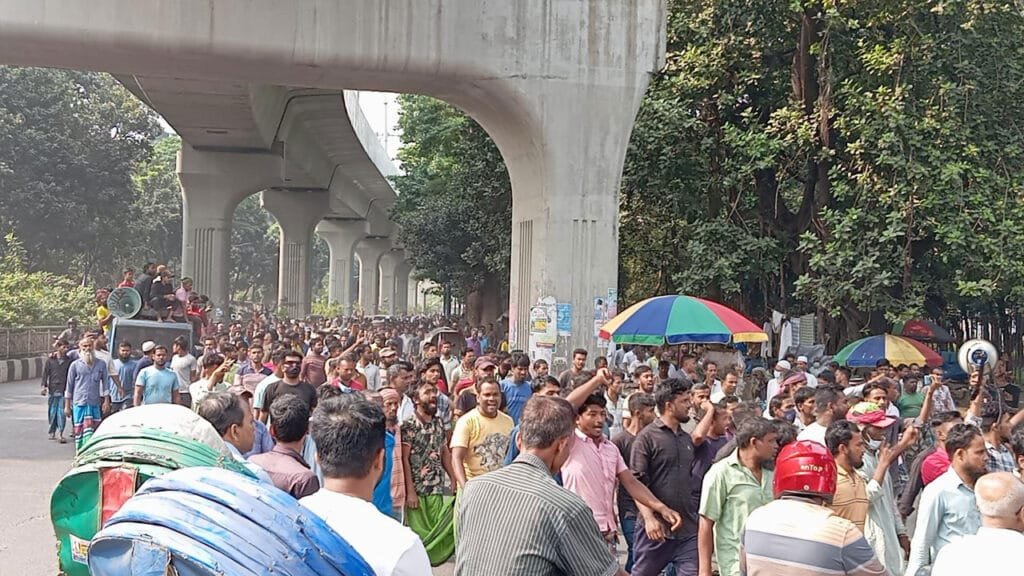 ১১ দফা দাবিতে প্রেস ক্লাবের সামনে ব্যাটারিচালিত রিকশা চালকদের অবস্থান