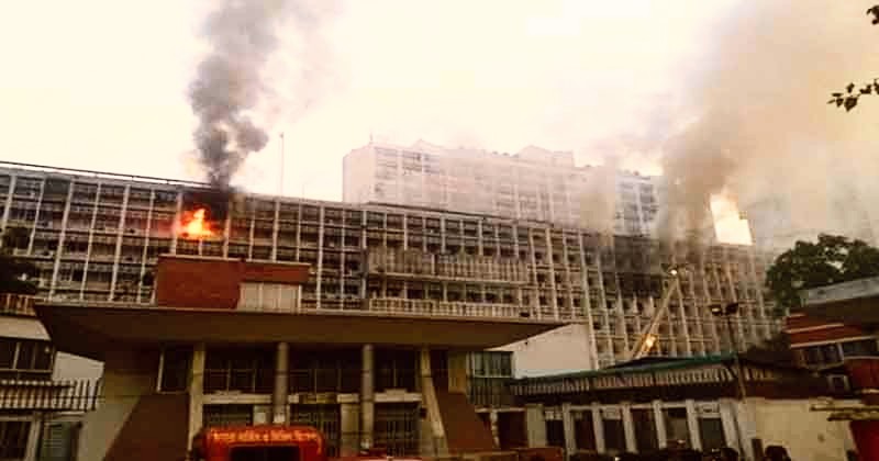 সচিবালয়ের ৭ নম্বর ভবনে ভয়াবহ আগুন: নিয়ন্ত্রণে ফায়ার সার্ভিসের ২০ ইউনিট