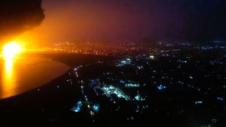 ইয়েমেনের হুদাইদায় মার্কিন-ব্রিটিশ বাহিনীর যৌথ হামলা