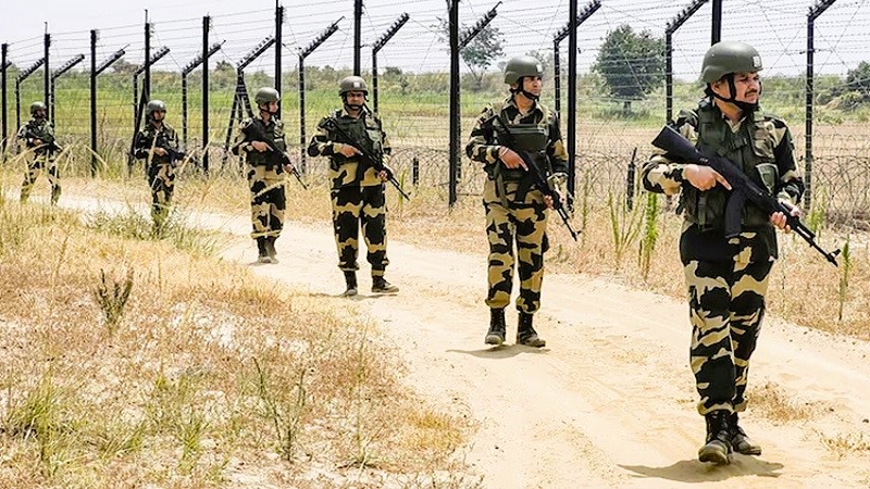 আবারো ১৩ বাংলাদেশিকে ধরে নিয়ে গেছে বিএসএফ