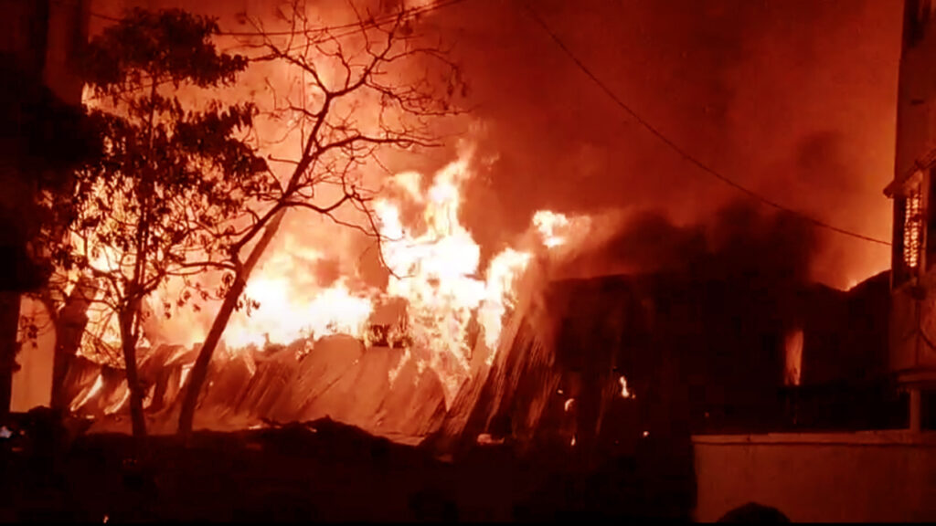 চট্টগ্রামে মধ্যরাতে ভয়াবহ অগ্নিকাণ্ড, নিয়ন্ত্রণে ফায়ার সার্ভিসের পাঁচ ইউনিট