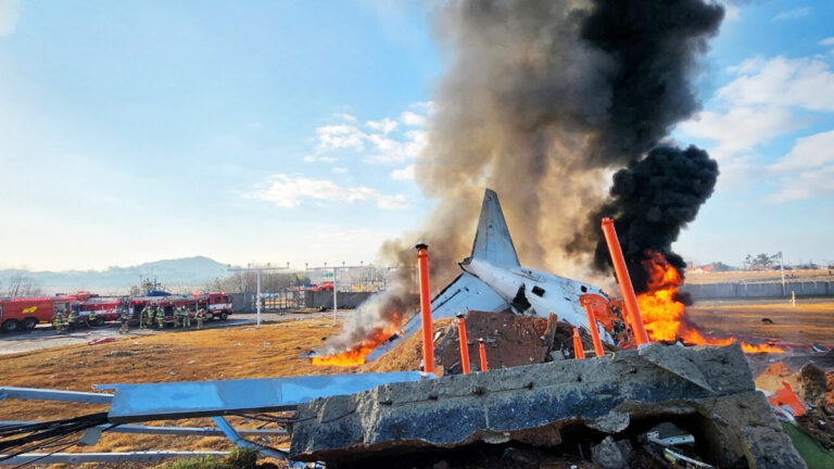 দক্ষিণ কোরিয়ায় ১৮১ আরোহী নিয়ে বিমান দুর্ঘটনা, নিহত ১৭৯