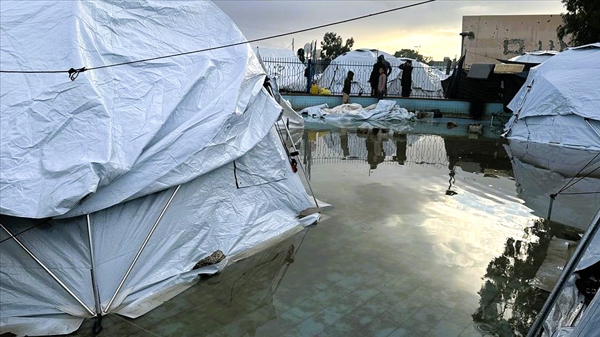 ঝড়-বৃষ্টি ও প্রচন্ড শৈত্যপ্রবাহে কাঁপছে গাজা শরণার্থী শিবির