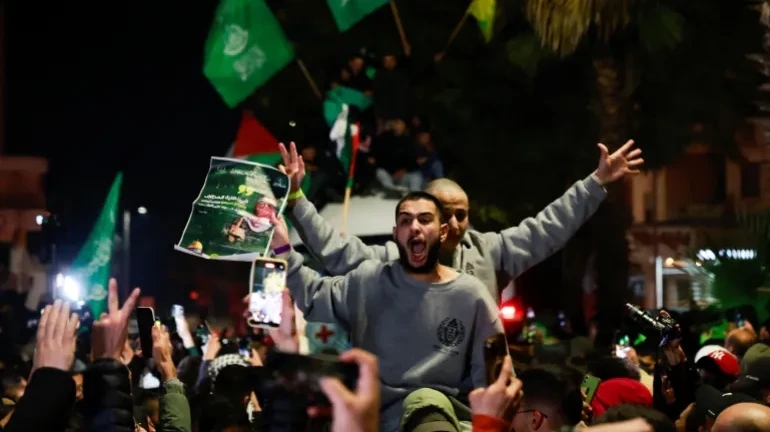 তিন ইসরায়েলি নারীর মুক্তির ৭ ঘণ্টা পর মুক্তি পেল ফিলিস্তিনি বন্দিরা