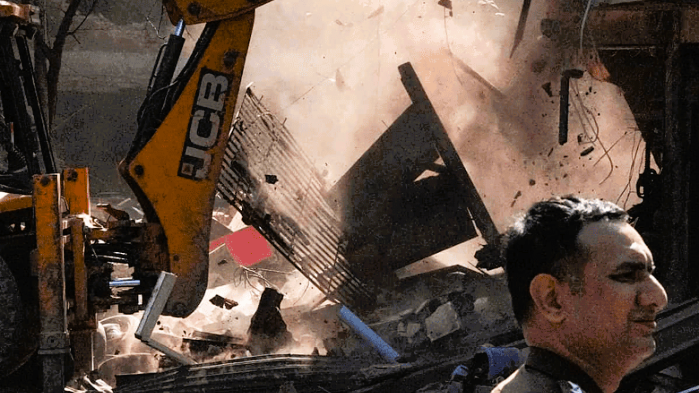 সাম্ভালে 'দখলদার' বিরোধী অভিযানে বুলডোজারে গুঁড়িয়ে দিচ্ছে আবাসন