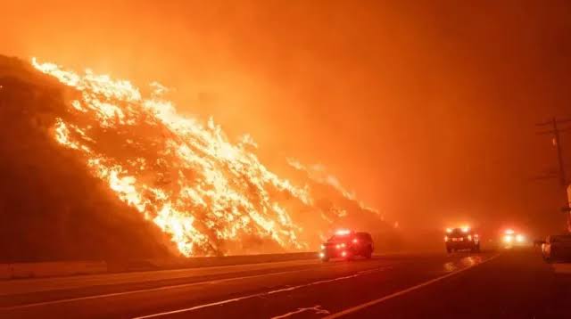 লস অ্যাঞ্জেলেসে নতুন করে দাবানলের তাণ্ডব: রেড-ফ্ল্যাগ সতর্কতা জারি
