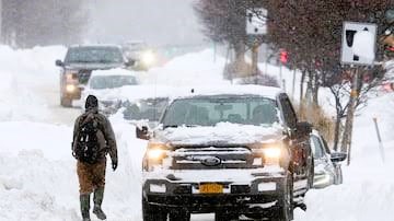 ভয়ঙ্কর শীতঝড়ে যুক্তরাষ্ট্রে জরুরি অবস্থা, তুষারপাতের নতুন রেকর্ডের আশঙ্কা