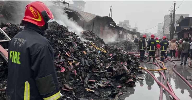 শ্যামপুরে প্লাস্টিক কারখানায় ভয়াবহ আগুন, নিয়ন্ত্রণে ফায়ার সার্ভিসের ৭ ইউনিট