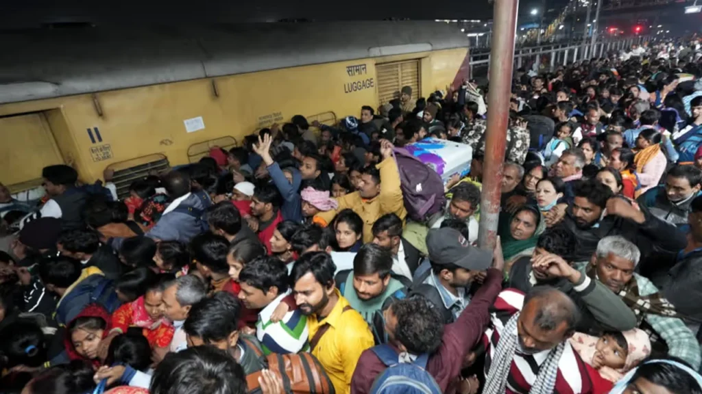 নয়াদিল্লি রেলস্টেশনে পদদলিত হয়ে ১৮ জনের প্রাণহানি