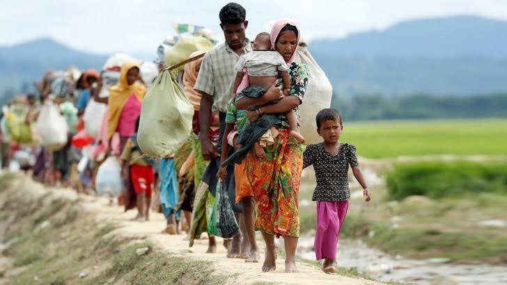 গুলির মুখে রোহিঙ্গাদের গ্রাম ছাড়া করল সন্ত্রাসী আরাকান আর্মি!