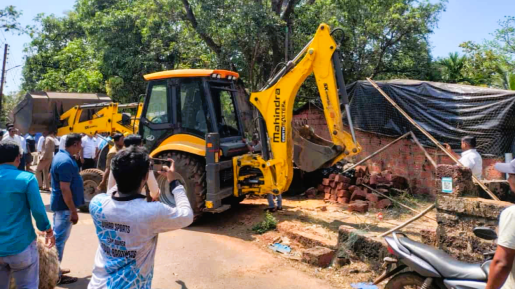 মহারাষ্ট্রে মুসলিম ব্যবসায়ীর দোকান গুঁড়িয়ে দিল প্রশাসন