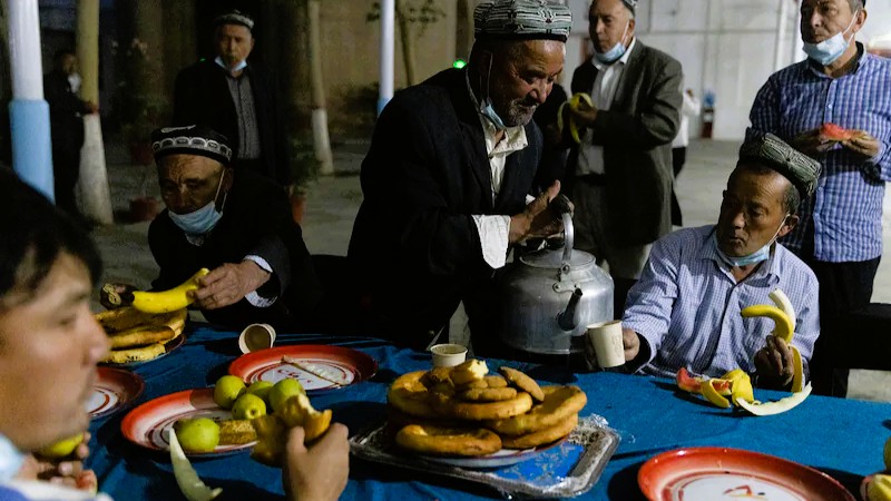 উইঘুর মুসলিমদের রামাদানে রোজা না রাখতে বাধ্য করছে চীন