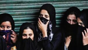 উত্তরপ্রদেশে প্রকাশ্যে মুসলিম নারীদের বোরখা ধরে টানাটানি করে পৈশাচিক আচরণ!