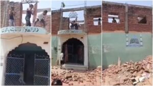 মধ্যপ্রদেশে ৩০ বছরের পুরনো মাদ্রাসা গুঁড়িয়ে দিল উগ্র হিন্দুত্ববাদী প্রশাসন!