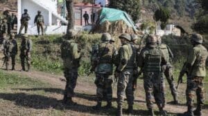 কাশ্মীরে সেনাবাহিনীর নির্মম হামলার শিকার দিল্লির অধ্যাপকসহ সাধারণ মানুষ!