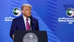 সিরিয়ার ওপর থেকে নিষেধাজ্ঞা প্রত্যাহারের ঘোষণা ট্রাম্পের