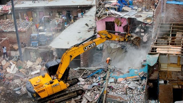 ভারতের তাইমুর নগরে শতাধিক ঘরবাড়ি বুলডোজার দিয়ে গুঁড়িয়ে দিল ডিডিএ